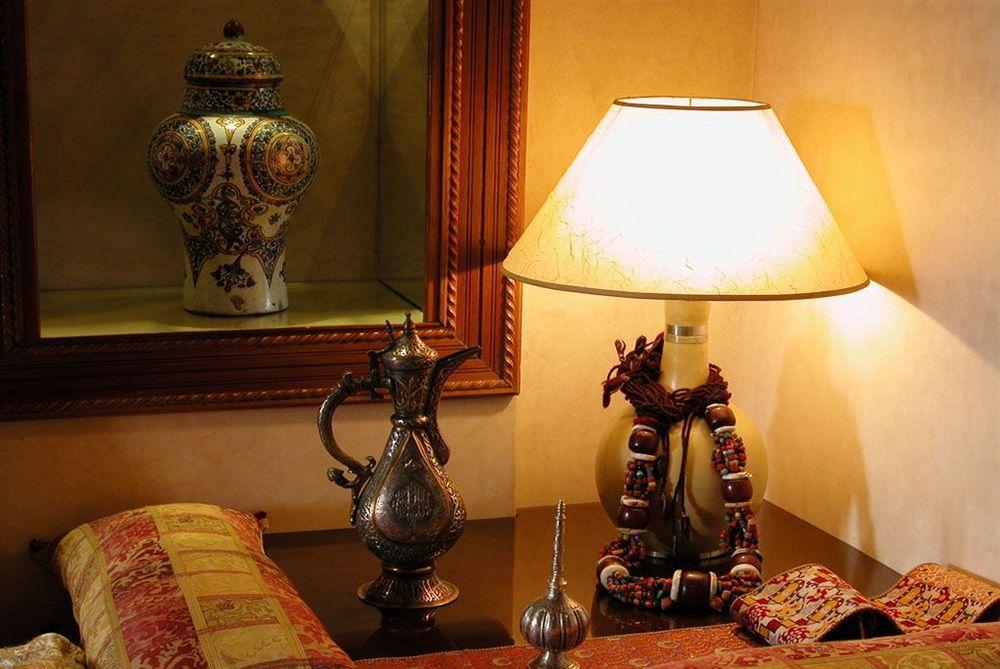 Riad Kniza Marrakesh Exterior photo A table lamp